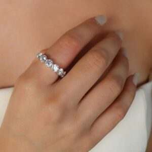 Anel aliança cravejada com Moissanites 5mm